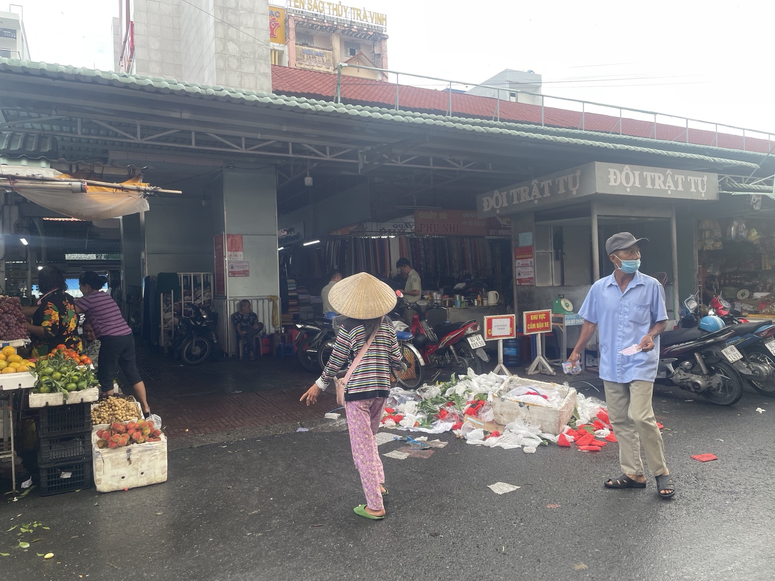 市場の道端に集まった包装材など。